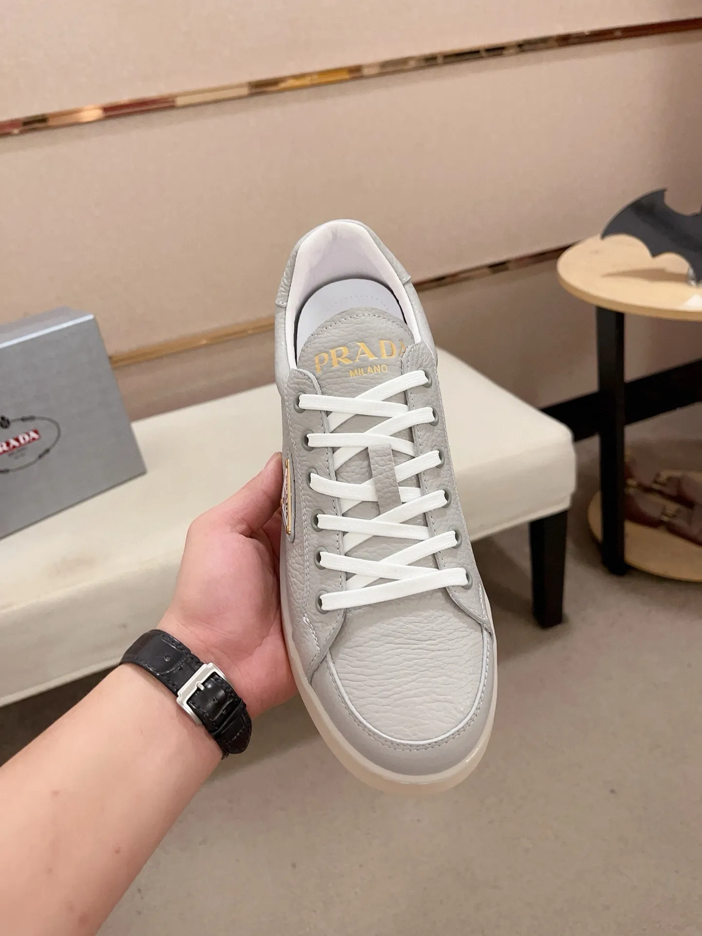 Men's shoes 💰 540💰 ✔️✔️✔️Higher version High-quality new PRADA (Prada) counters are launched at the same time. The new men's shoes and 😘 fabrics are made of high-tech glue-making technology. Lining: Full cowhide lining. 👍🏿 High-end ☄️ air-cushion molded anti-slip rubber outsole, exquisite lines, simple and elegant, comfortable and high-end for leisure travel. Code number: 38 to 44 (45 can be customized and cannot be returned or exchanged)